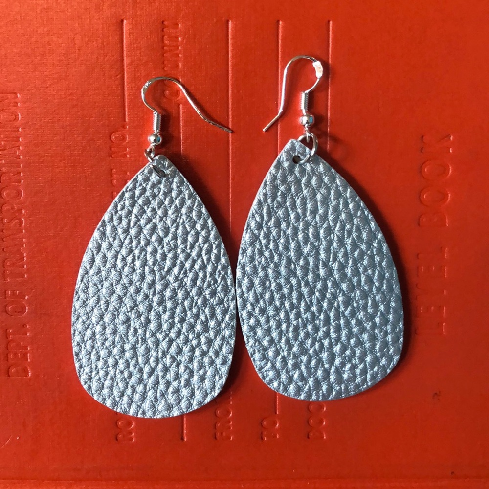 💙Silver earrings 💙 faux leather